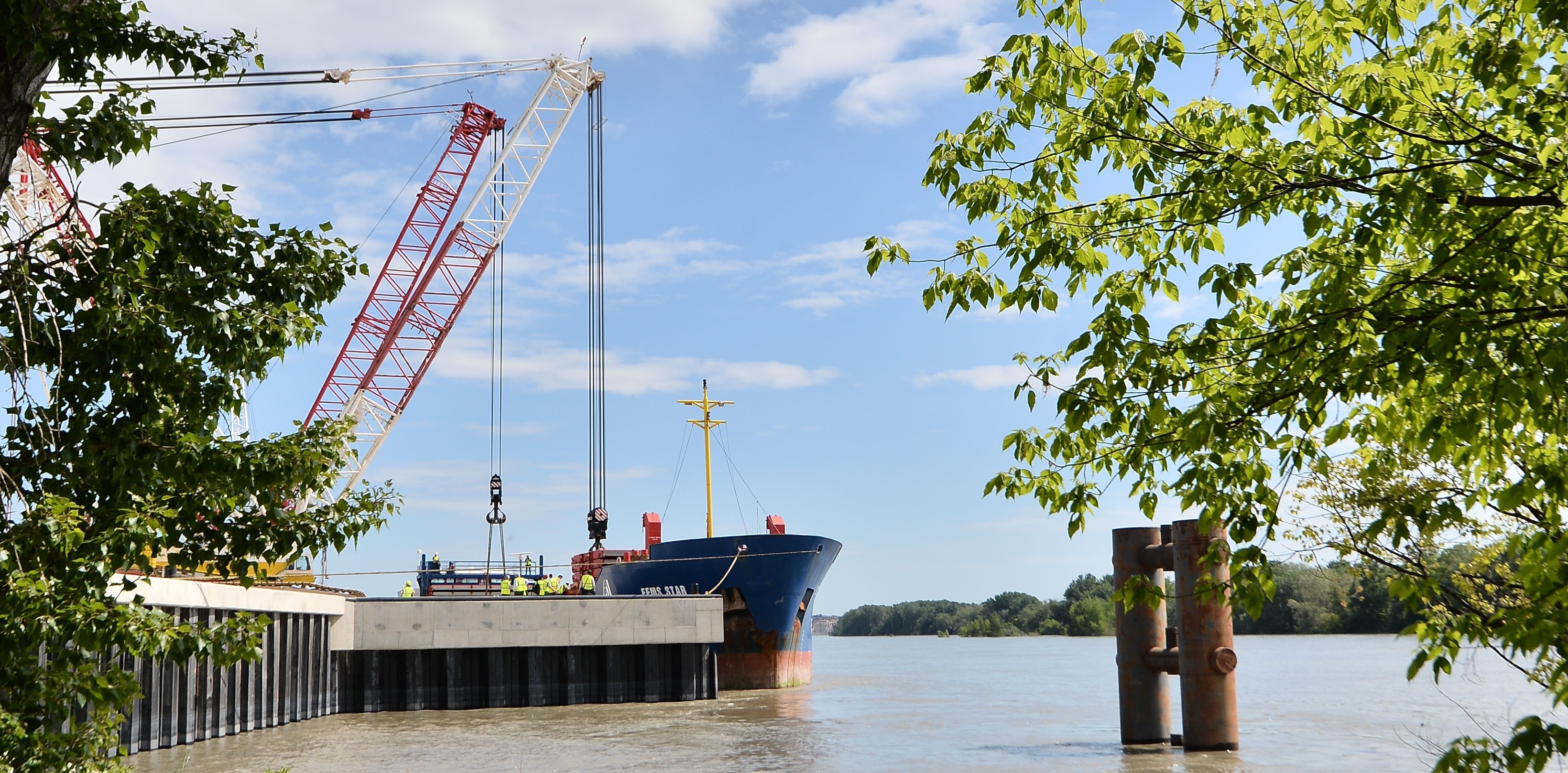 Déchargement d'un navire dans le Port d'Arles