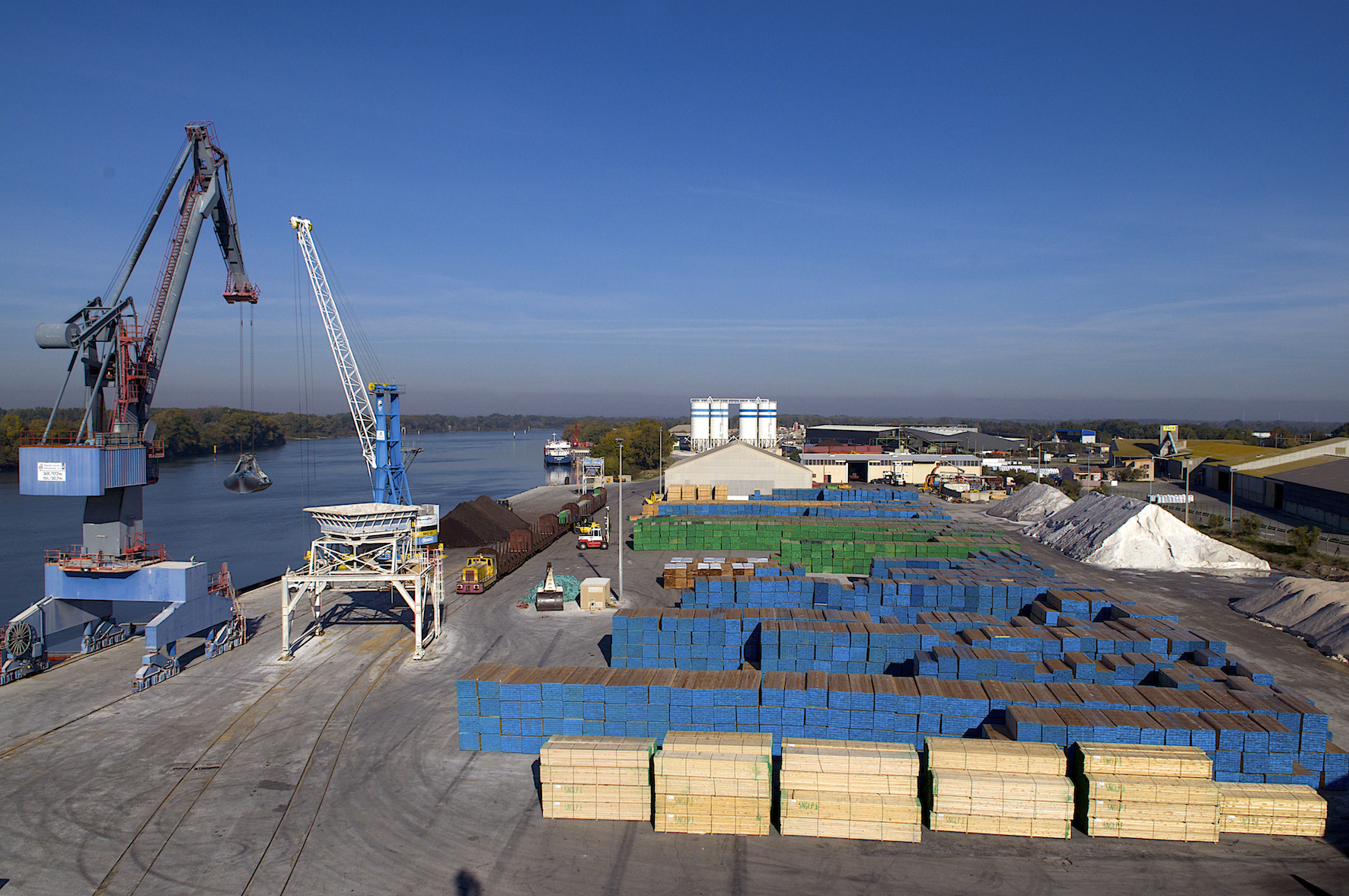Plateforme de stockage extérieur au Port d'Arles